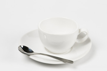 Tazas  blancas  de café  vacía con plato y cuchara