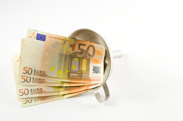 Geldscheine im Trichter