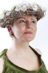 Frau mit Blumenkranz