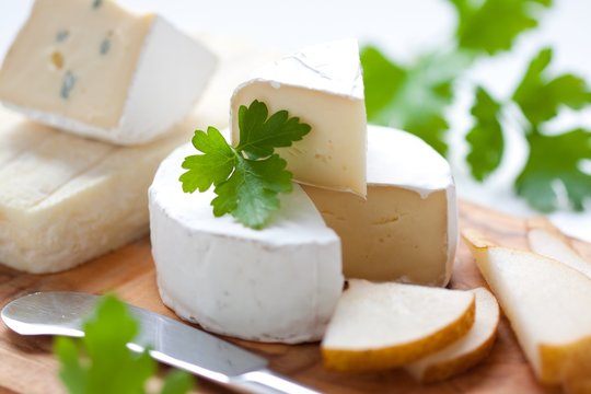 Cheese with parsley and pears
