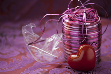 Geschenkband mit rotem Herz
