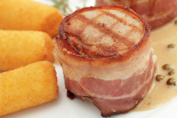 Schweinefilet Pfeffersoße,Kartoffelkroketten