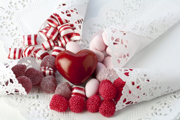 Süssigkeiten in Tüten aus Tortenspitze