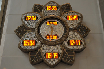 Gro&szlig;e Moschee in Abu Dhabi, Gebetsuhr