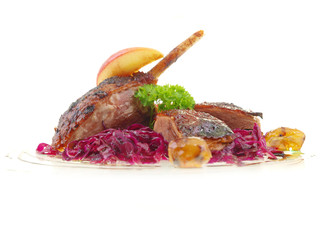 gebratene gans mit rotkohl, karamellisiertem apfel und kastanien freigestellt auf weißem...