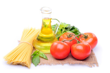 Spaghetti with tomatoes, olive oil and basil