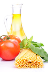 Spaghetti with tomatoes, olive oil and basil