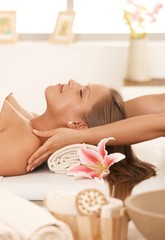 Obraz na płótnie Canvas Young woman enjoying massage