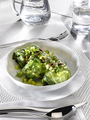 roulade de riz et avocat dans une feuille de laitue