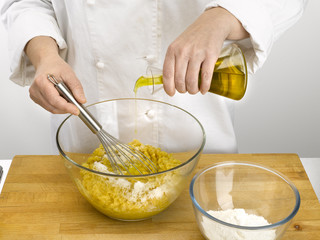 ajouter de l'huile d'olive au cours de la recette