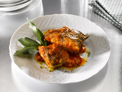 rouget &agrave; la sauce tomate - mullet in tomata sauce