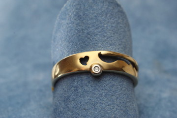 Ring mit kleinem Diamant und ausgesägtem Herz