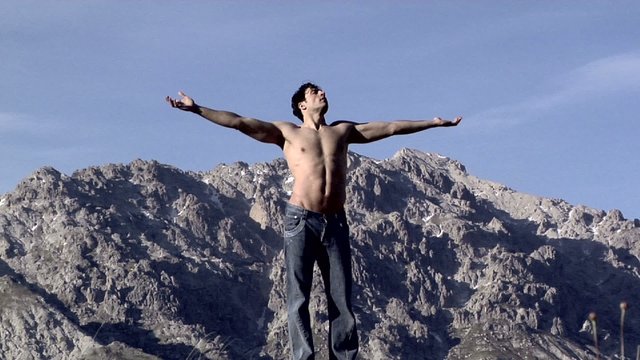 ragazzo respira in montagna