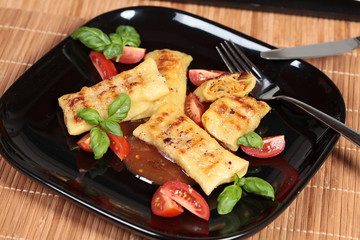 gefüllte Teigtaschen mit Sosse