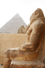 statue bei den pyramiden von gizeh