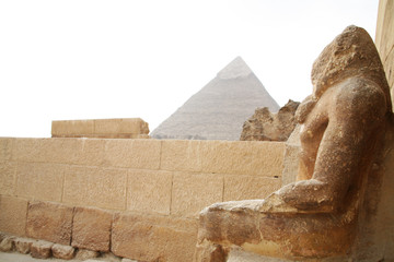 statue bei den pyramiden von gizeh
