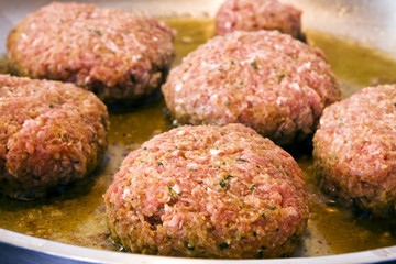 Frikadellen braten in der Pfanne