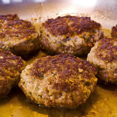 Frikadellen braten in der Pfanne