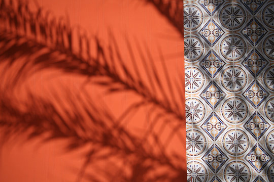 wand mit orientalischen,arabischen ornamenten,schatten von palme