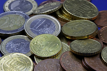 Viele Euro- und Cent-Münzen