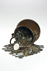 Naklejka premium Old pot with coins