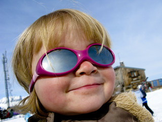 Fototapeta premium Portait d'enfant au ski avec lunettes de soleil