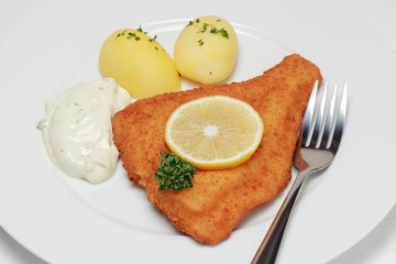 Gebackenes Schollenfilet mit Kartoffeln und Remoulade
