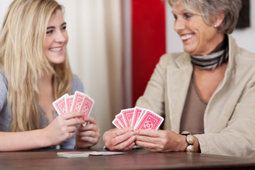 oma und enkelin spielen karten