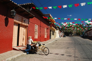 Vendeur de fruits sur rue dans la vieille ville, Mexique