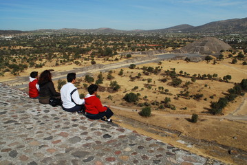 Méditation en famille à Teotihuacan, Mexique