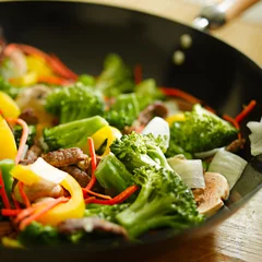 Crédence de cuisine en verre imprimé Plats de repas wok stir fry closeup with selective focus