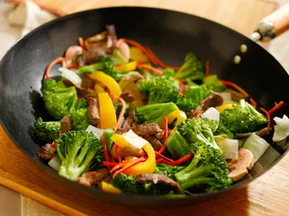 Zelfklevend Fotobehang Gerechten wok stir fry with beef and vegetables