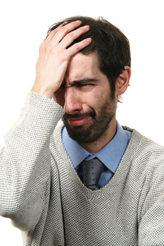 uomo con barba perplesso