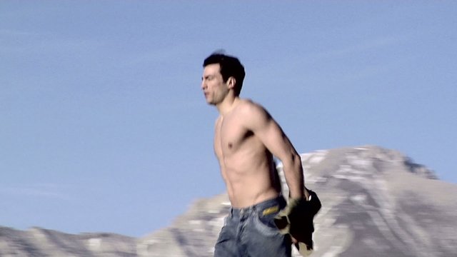 ragazzo corre in montagna