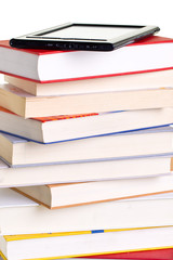 e-book reader liegt auf bücherstapel