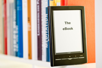 e-book reader vor büchern