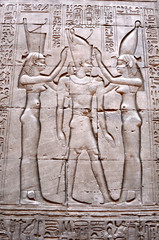 Фрагмент Египетской стены с иероглифами и фресками.