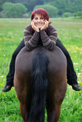 Frau mit Pferd
