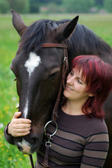 Frau mit Pferd