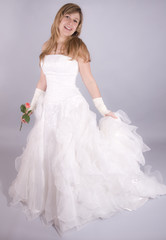 Fototapeta premium jeune mariée souriante en studio