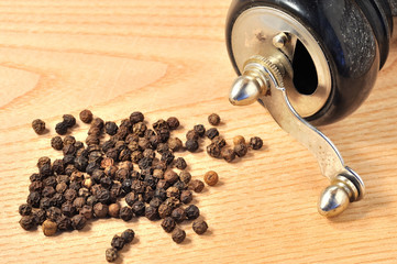 Pepe nero in grani su tagliere