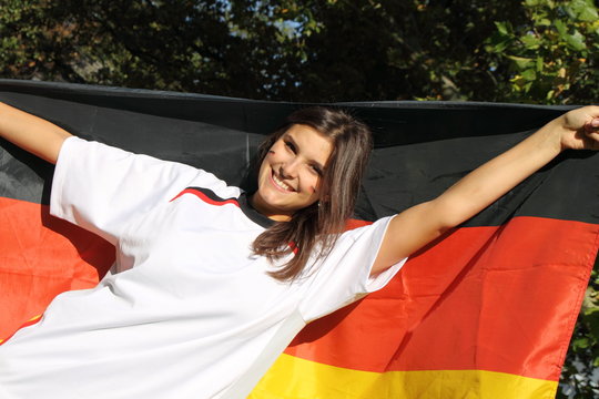 weiblicher Fußballfan mit Deutschlandflagge