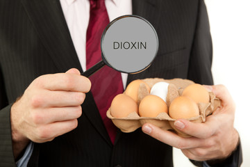 Kontrolle der Eier mit der Lupe Dioxin