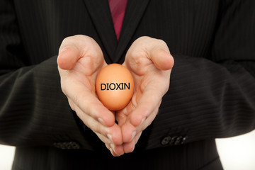 Dioxin Ei in den Händen von Business mann
