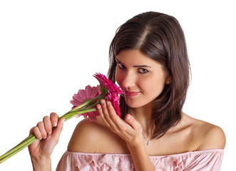 verliebte Frau riecht an Blumenstrauß