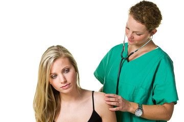 patientin wird von ärztin abgehorcht
