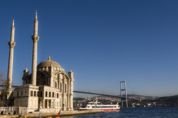 Fototapeta na wymiar where two continents meet: istanbul