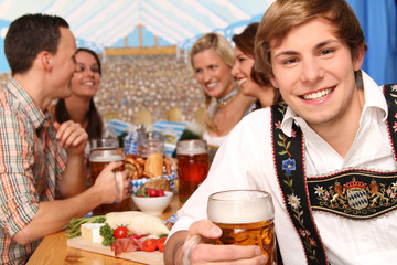 Bierzelt und Tracht