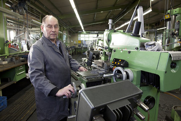 Senior bei der Arbeit
