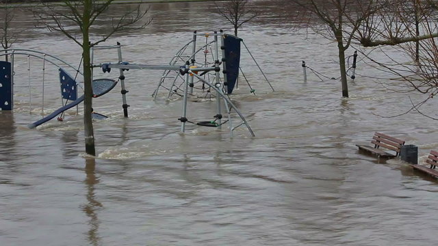 &Uuml;berwschwemmter Kinderspielplatz